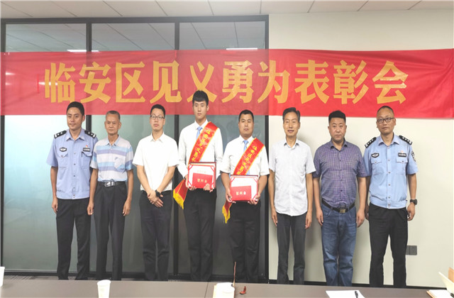 新华网报道，纵身一跃的公海赌船710人帅呆了！